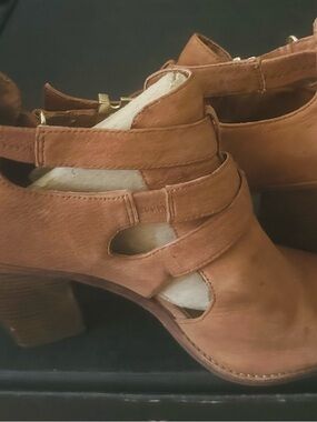 Gianni Bini Tan Leather Cutout Slingback Mules